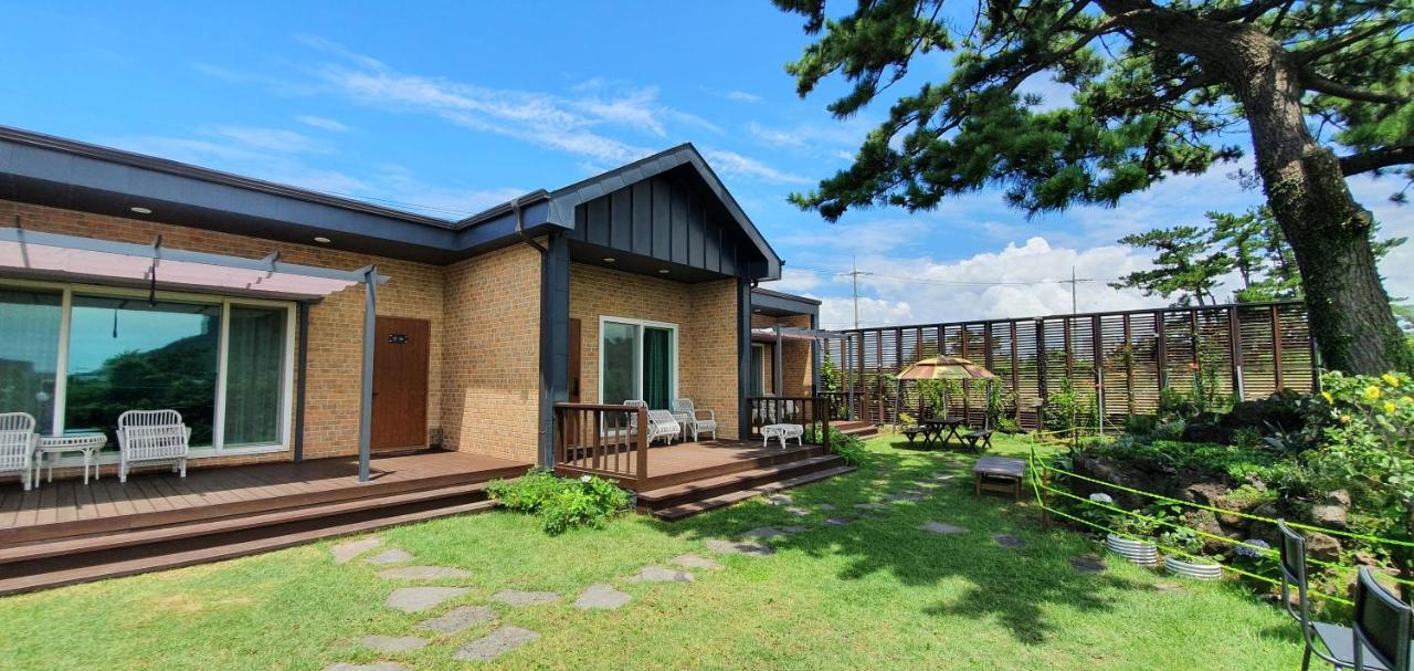 Wind Jeju Cafe & Pension Seogwipo Eksteriør bilde